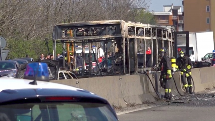 Secuestra un autobús y le prende fuego con 51 estudiantes en Italia