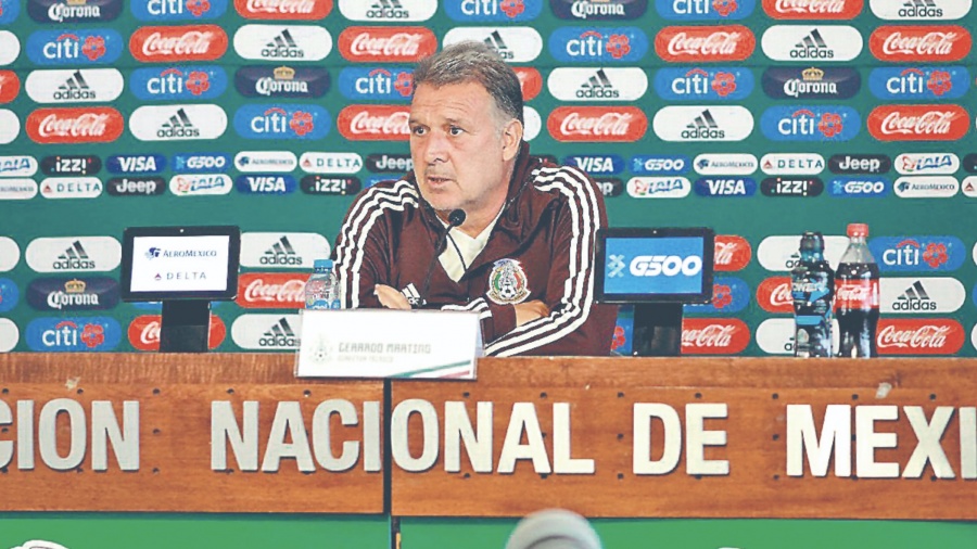 Tata Martino señala molestia por baja de Tecatito Corona