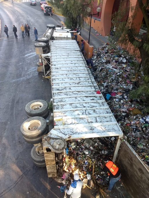 Tráiler de 20 toneladas se vuelca en Lomas Verdes