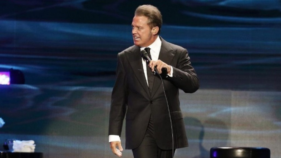 Luis Miguel golpea a integrante de su staff en pleno concierto: VIDEO
