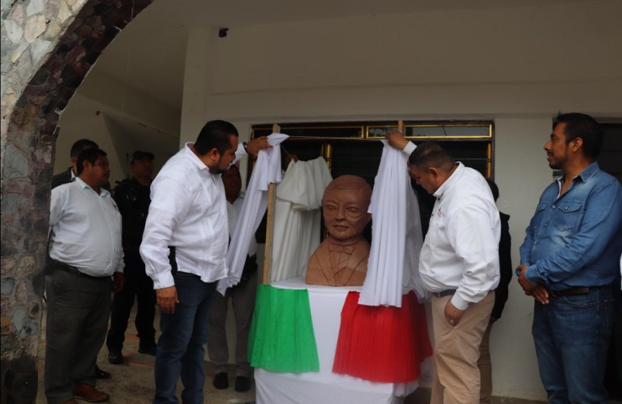 Develan busto de Benito Juárez en San Antonio, SLP