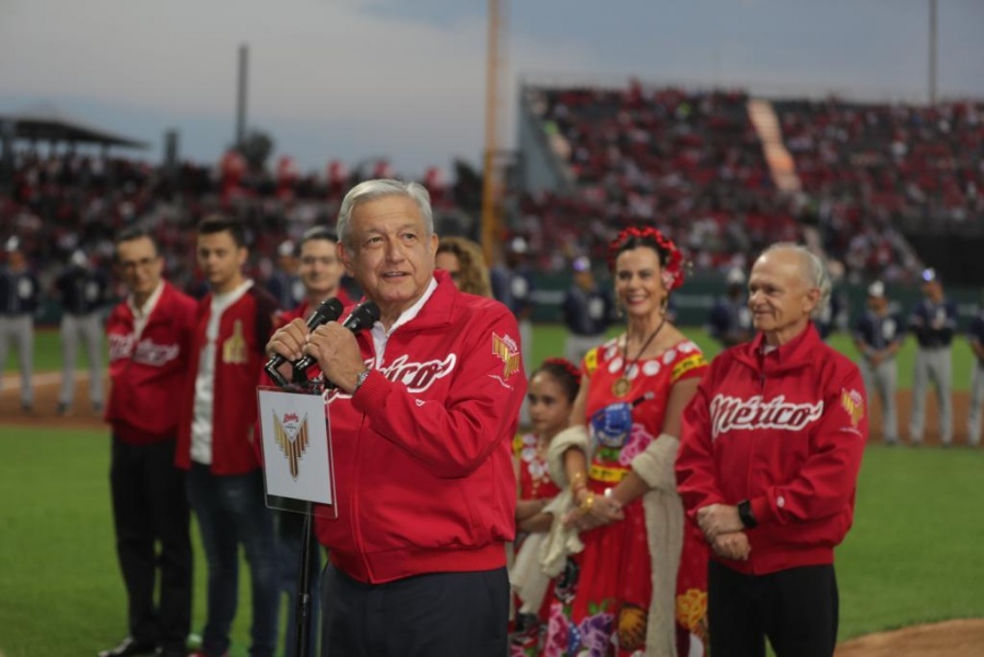 AMLO inaugura el estadio de Diablos Rojos y asegura que ponchará a la mafia del poder