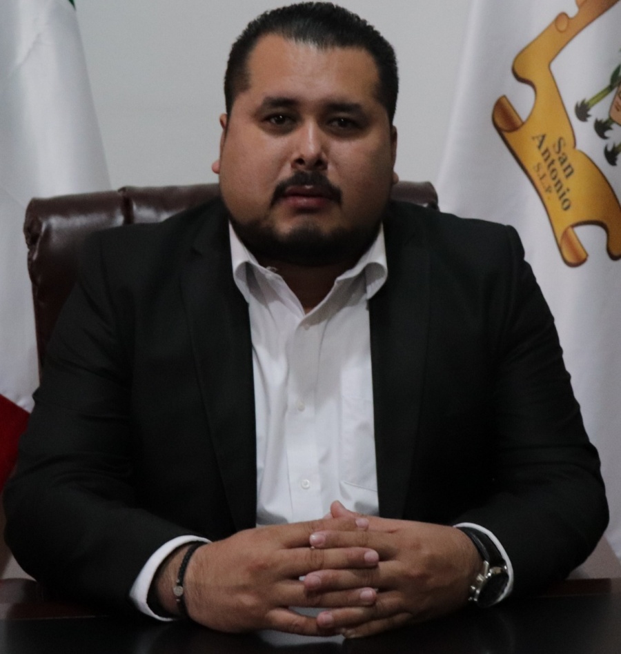 Alcalde sigue entregando apoyo a escuelas de San Antonio, SLP