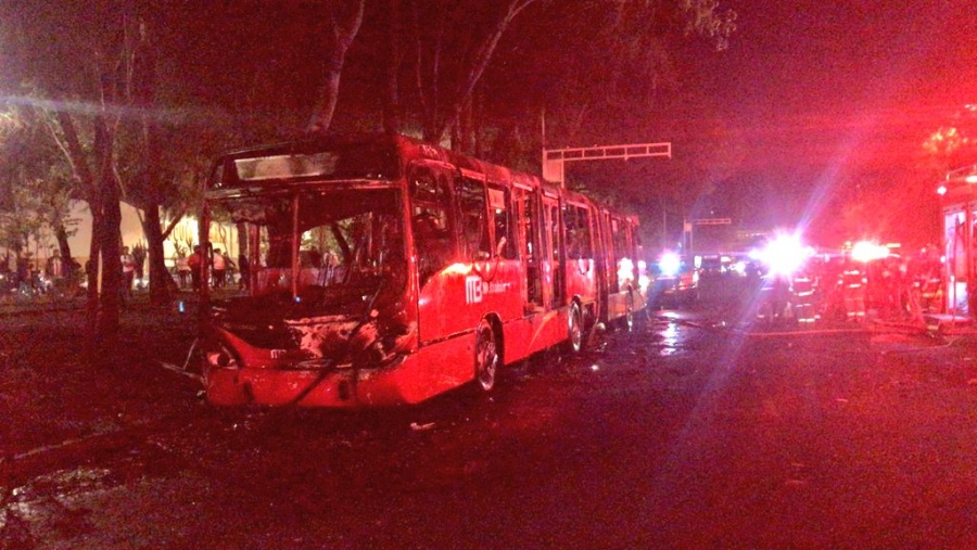 Video | Se incendia unidad del Metrobús en Iztacalco