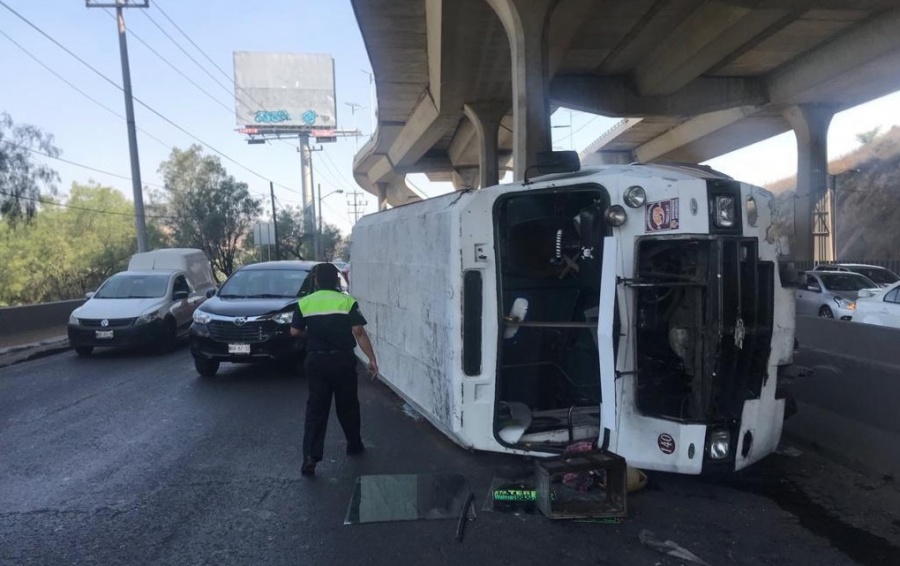 Vuelca microbús en la Autopista México-Querétaro; hay al menos 2 heridos