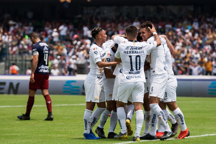 Pumas se impone a un Chivas que no sale de crisis