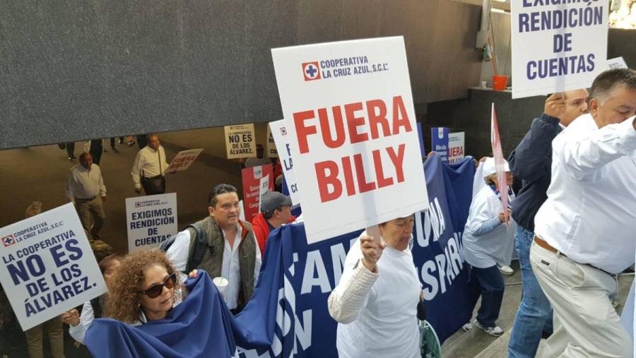 Socios de Cooperativa Cruz Azul presentan denuncia y piden salida de 'Billy' Álvarez