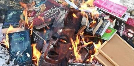 En Polonia sacerdotes queman libros de Harry Potter y Crepúsculo