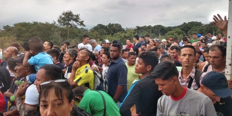 Venezolanos cruzan puente internacional hacia Colombia