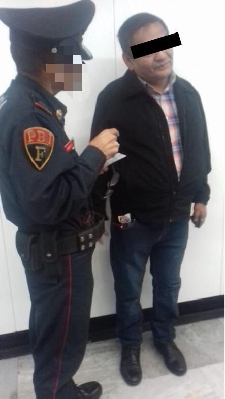Detienen a dos sujetos por robo de celular en estaciones del Metro