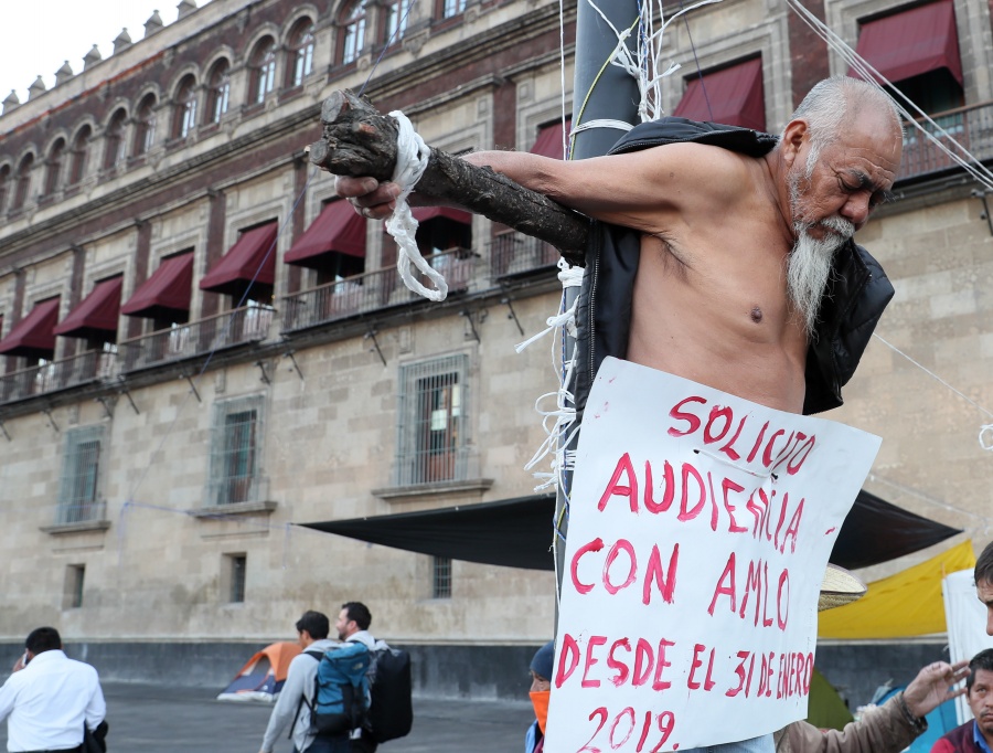 Por segunda vez, hombre se “crucifica” para poder hablar con AMLO