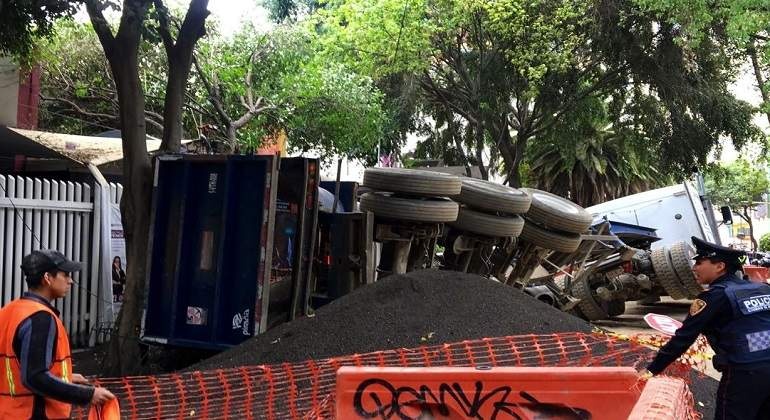 Se vuelca caja de tráiler en la alcaldía Cuauhtémoc