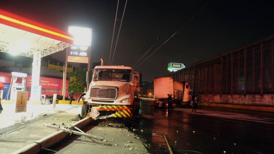 Choque de tráiler y pipa de gasolina provoca caos vehicular en Circuito Interior