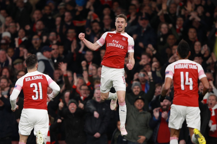 Arsenal pone pie y medio en semifinales tras derrotar el Nápoles en la Europa League