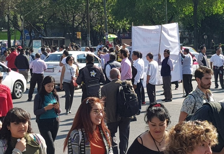 Taxistas protestan frente a Semovi; exigen regulación de transporte privado