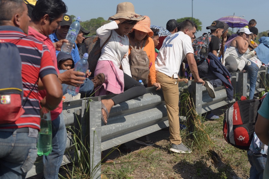 Migrantes irrumpen violentamente en frontera sur