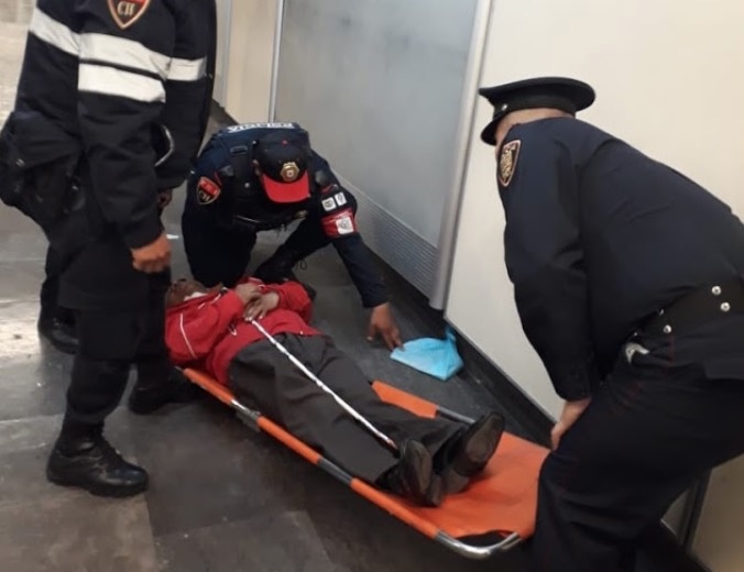Asisten a hombre que sufre crisis convulsiva en Metro Pantitlán
