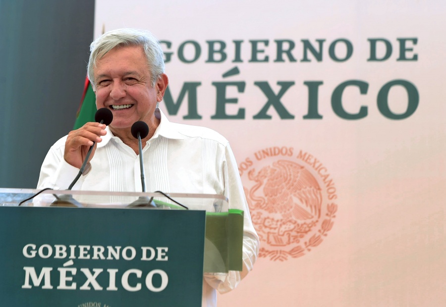 Anuncia López Obrador que el mercado de plazas magisteriales se terminó