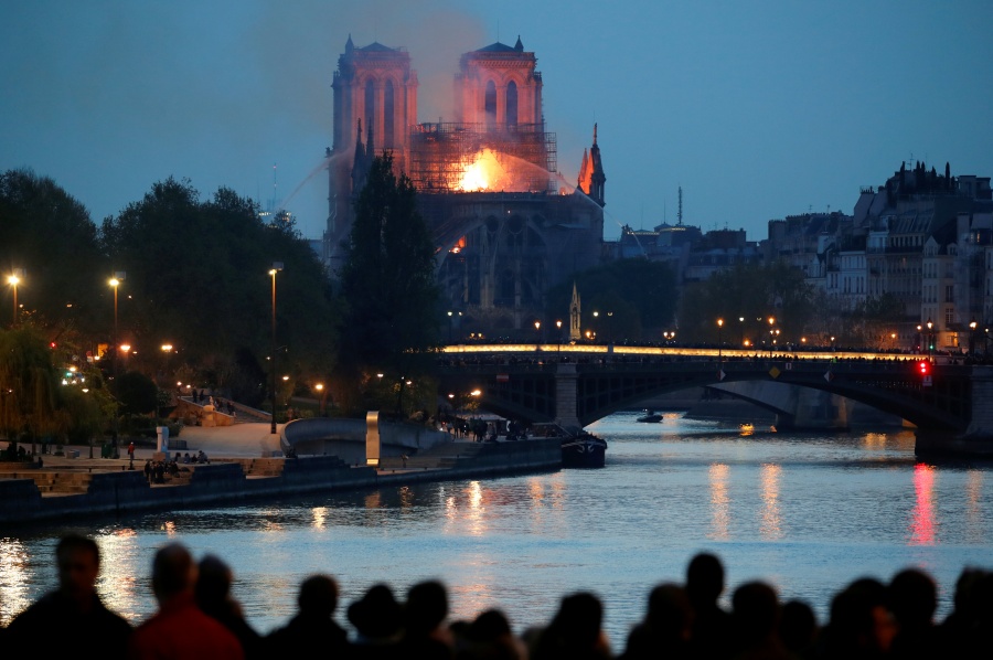 Lamenta López Obrador incendio de Norte Dame