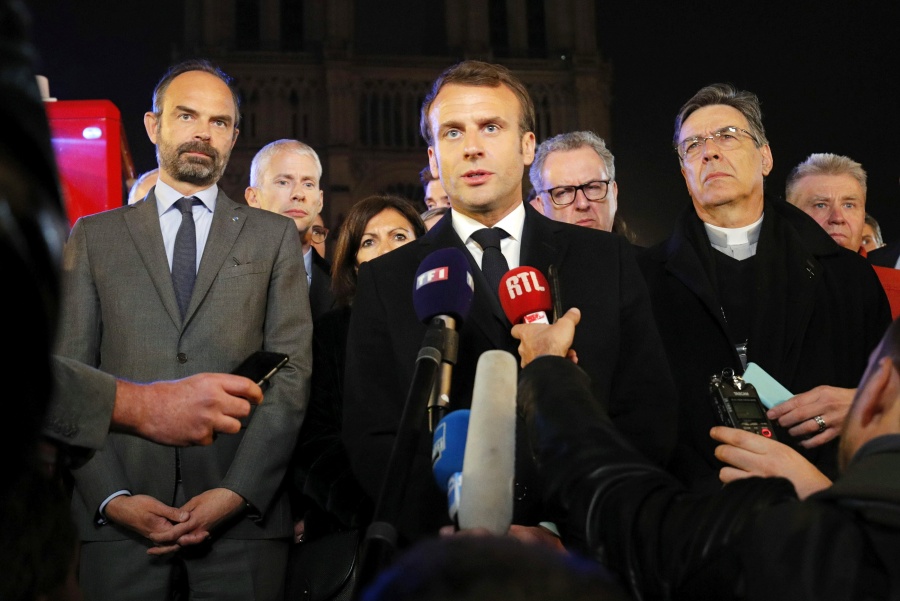 Macron promete reconstrucción de Notre Dame