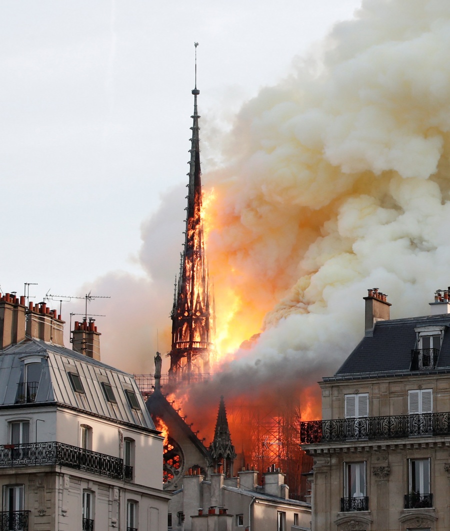 Lloran parisinos por Notre Dame