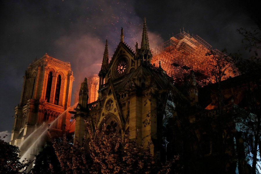 Fiscalía parisina inicia investigación por incendio en Notre Dame