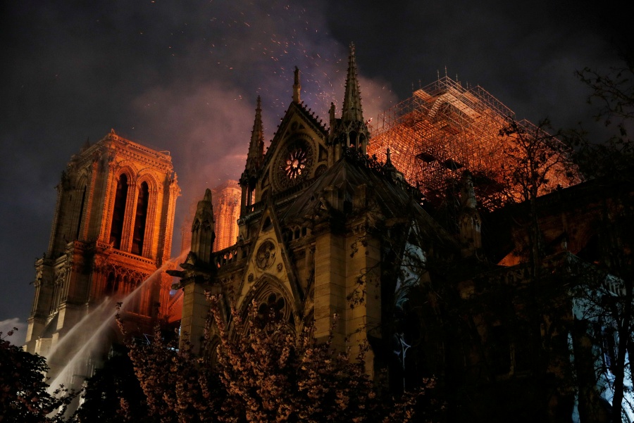 Fiscalía parisina inicia investigación por incendio en Notre Dame