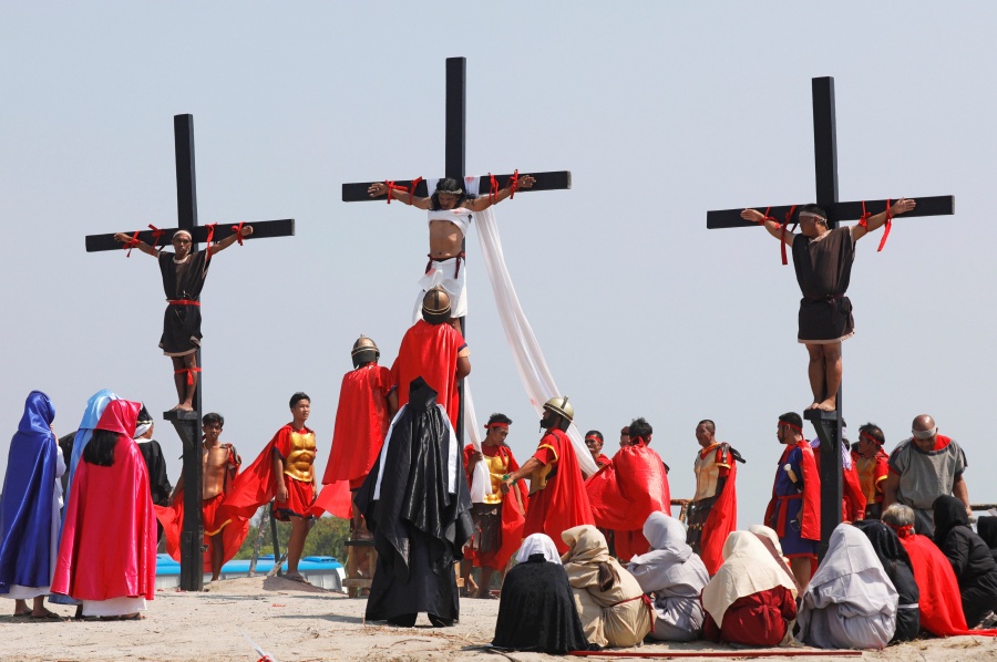 Turistas observan crucifixiones reales en Filipinas
