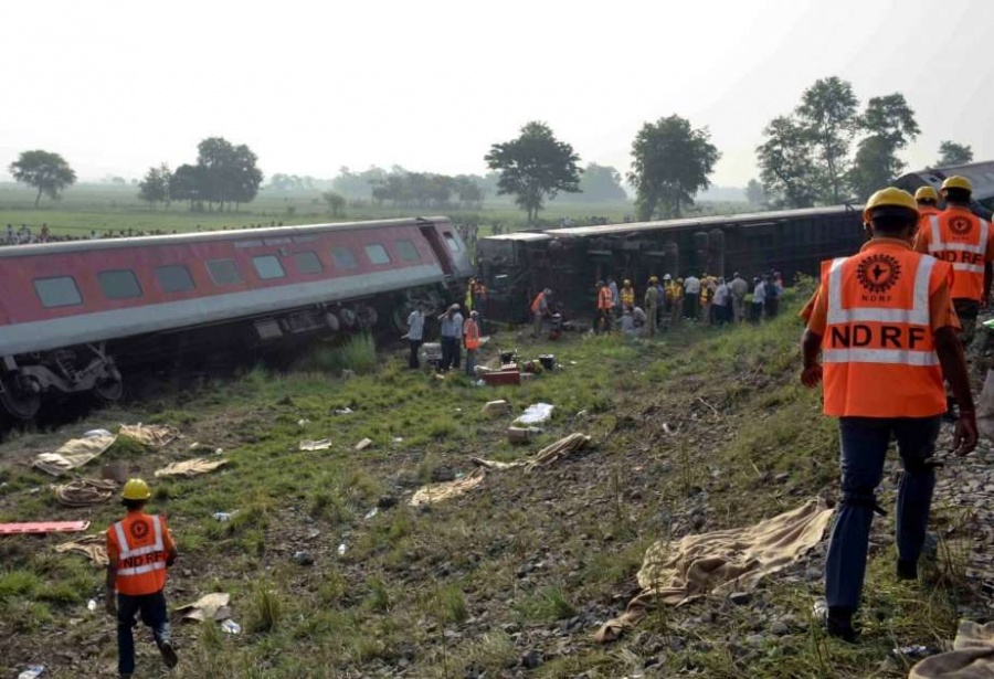 Tren se descarrila en la India con saldo de 13 personas heridas