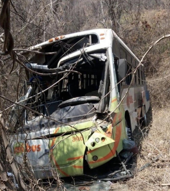 Camión vuelca y deja 40 lesionados en carretera hacia Cacahuamilpa