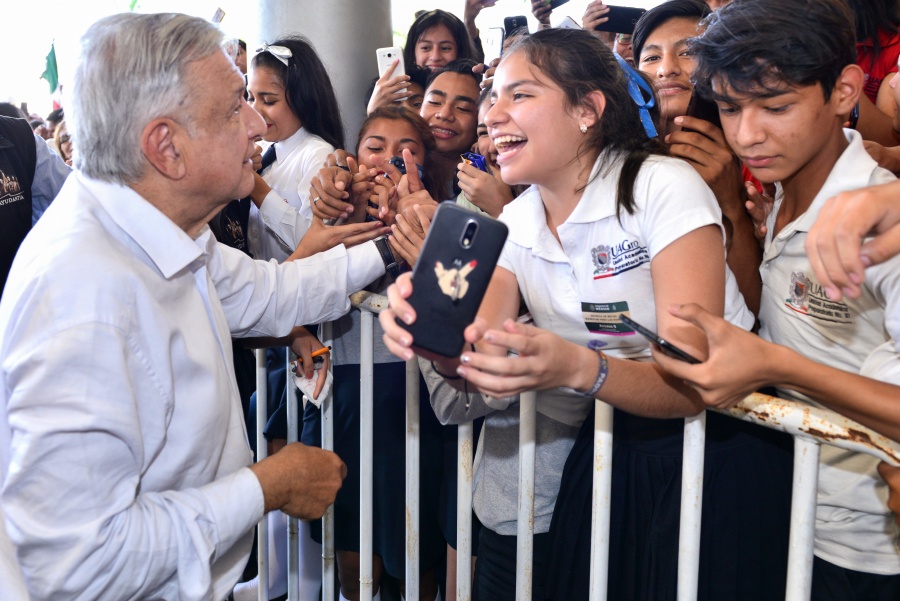 López Obrador defiende recursos económicos a jóvenes