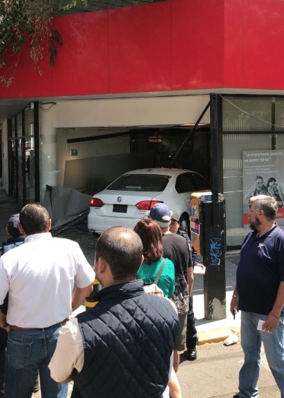 Sujeto se mete a banco con todo y carro en la GAM