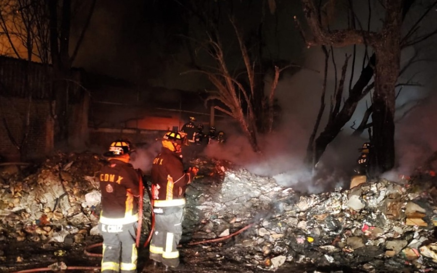 Controlan incendio en planta recicladora de la Gustavo A. Madero