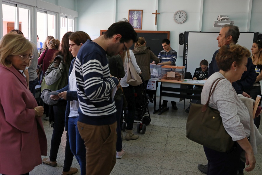 Transcurren en calma y alta participación elecciones generales en España
