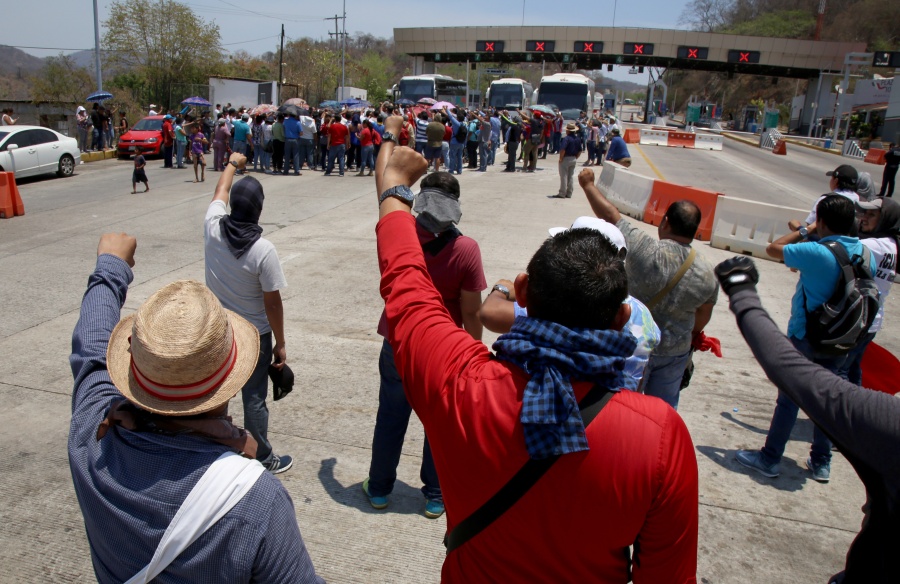 Otra vez, manifestantes toman caseta de Tlalpan