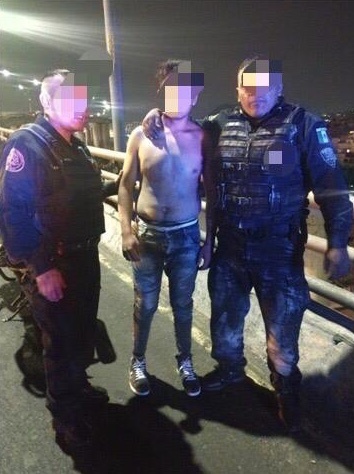 Policias evitan intento de suicidio en Iztapalapa