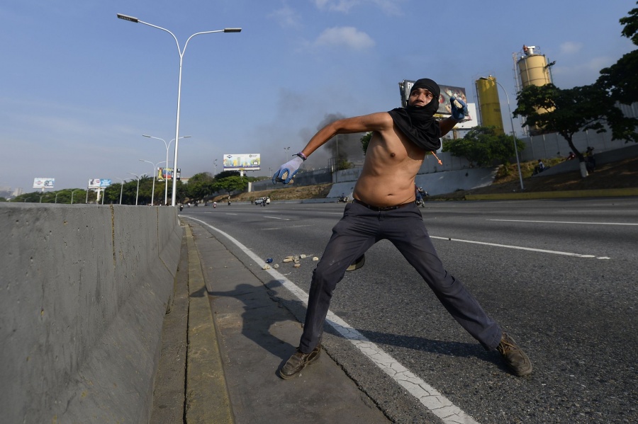 Gobierno de Venezuela amenaza con usar armas