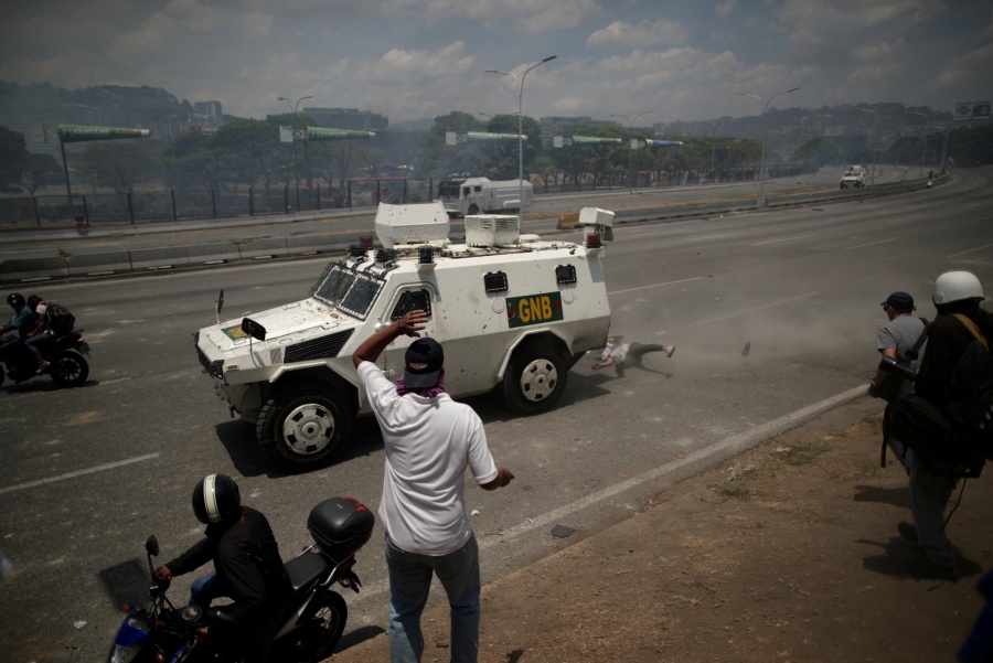 Militares arremeten contra manifestantes