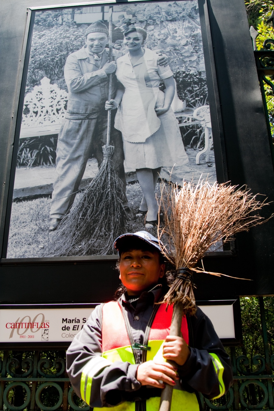 Presentan exposición de Cantinflas en rejas de Chapultepec