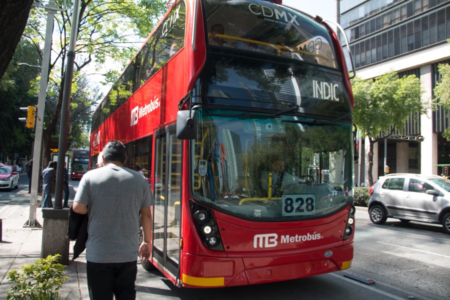 Policía encuentra bolsa con dinero extranjero en Metrobús