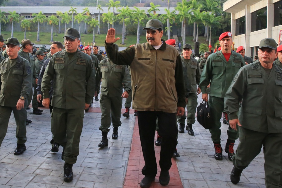 Maduro exhibe apoyo de fuerzas armadas