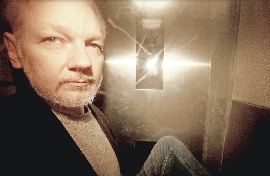 Condenan a Assange a un año de cárcel