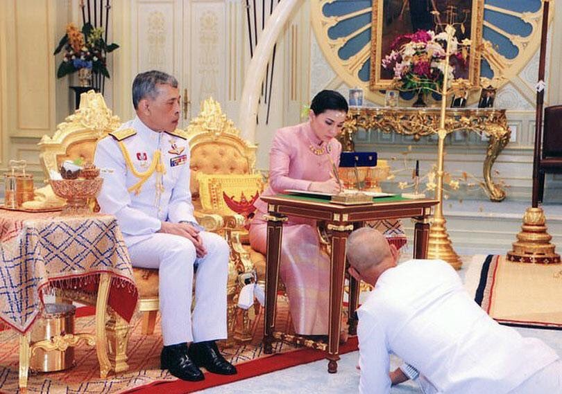 Rey de Tailandia se casa en secreto con su guardespaldas