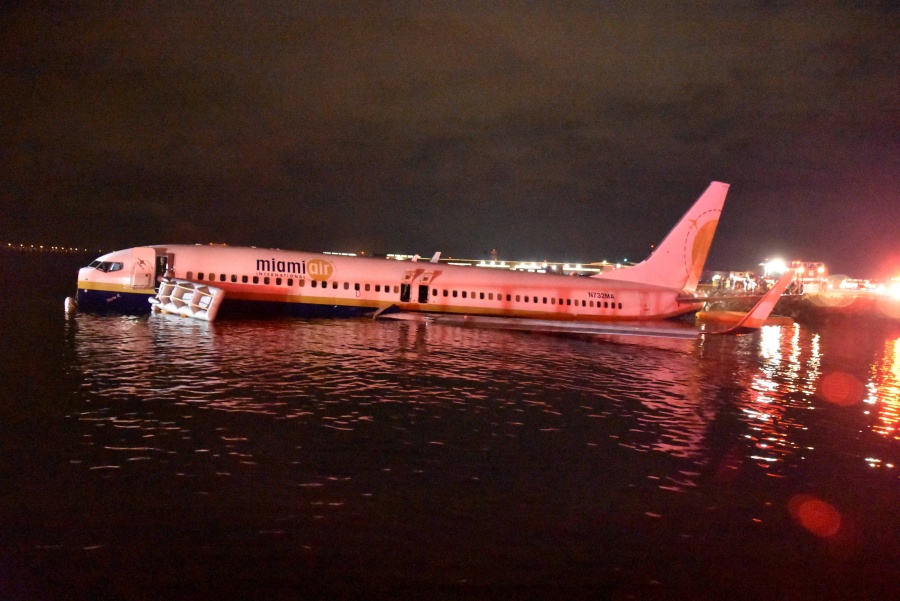 Boeing cae a río tras aterrizaje fallido en Florida