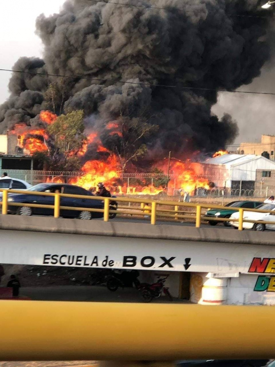 Incendio en fábrica cercana a FES Aragón
