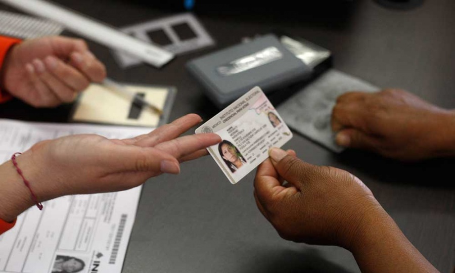 Llama INE a poblanos en el extranjero a enviar su voto a tiempo