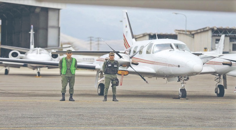 Maduro militariza aeropuertos y abre juicio contra siete diputados