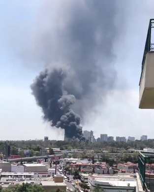 Fuerte incendio en predio de Cuajimalpa