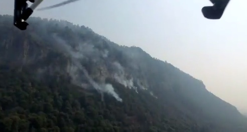 Brigadistas combaten incendio forestal en Magdalena Contreras