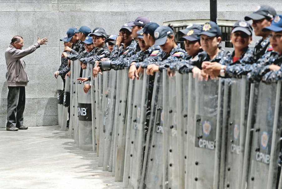 Policía chavista toma Congreso; Corte va por fuero de 4 Diputados